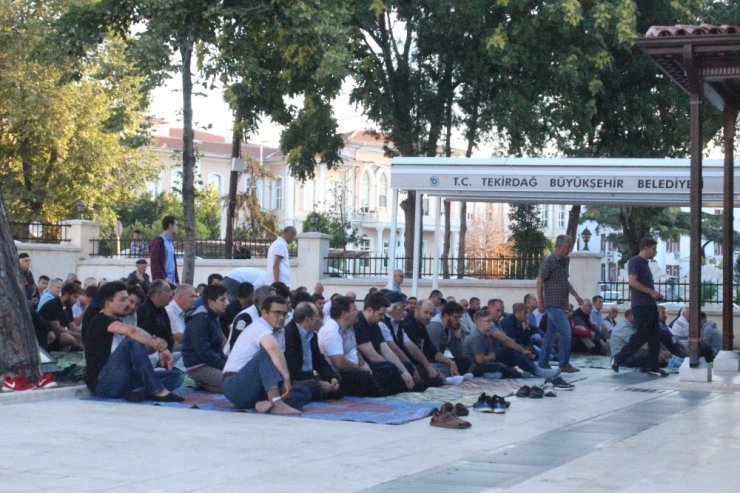 Tekirdağ’da bayram namazında camiler doldu taştı