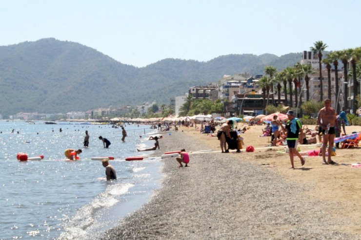 Marmaris’te sahillerde bayram hareketliliği yaşanıyor