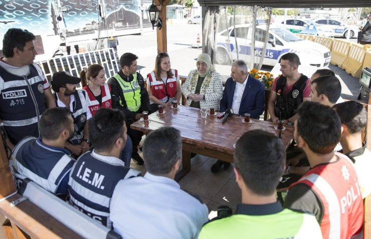 Başbakan trafikteki vatandaşlara çikolata dağıttı