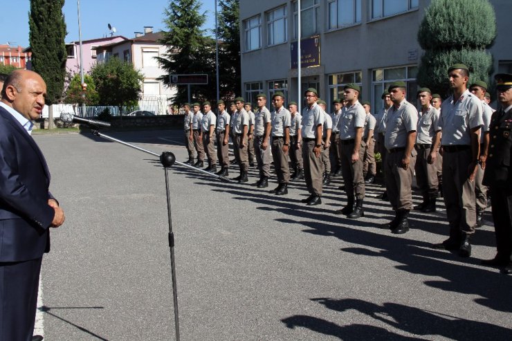 Başbakan Yardımcısı Işık, askerlerle bayramlaştı