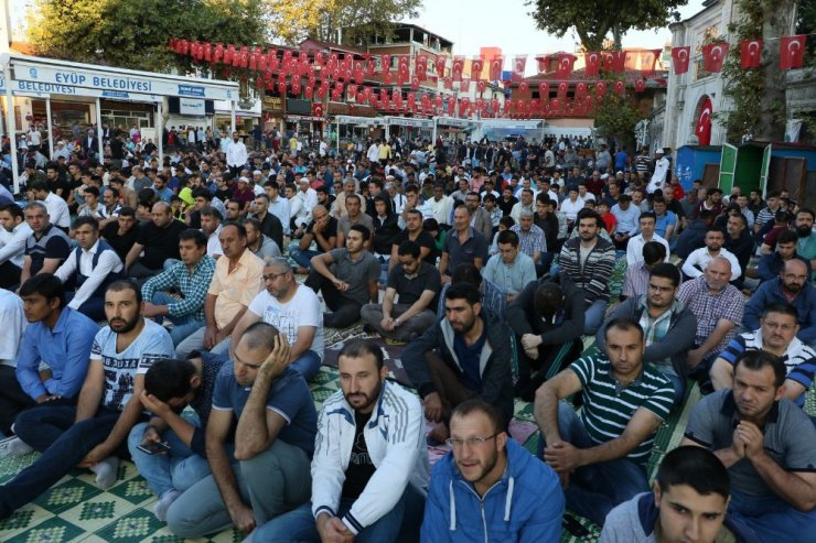 Eyüp’te şehitler için kurbanlar kesildi