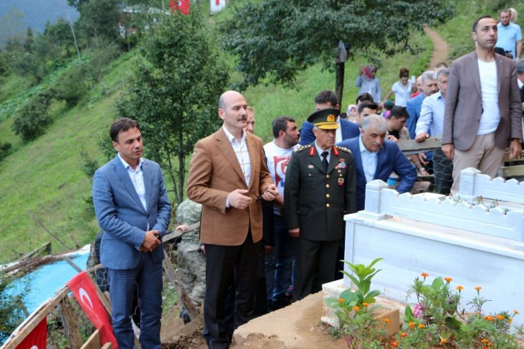 Bakan Soylu’dan Eren Bülbül’ün mezarına ziyaret