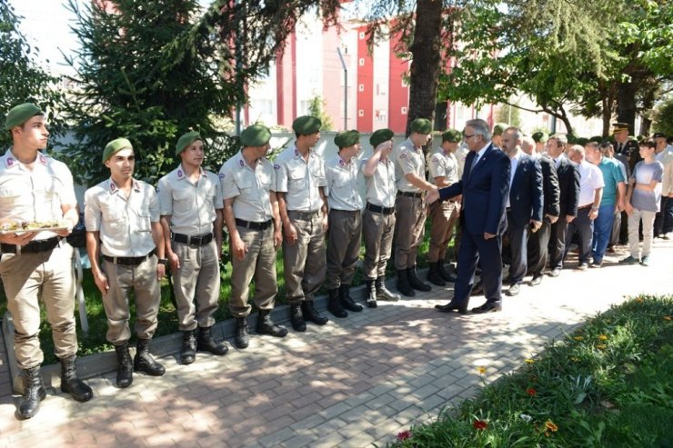 Aktaş bayramda yaşlılar ve çocukları unutmadı