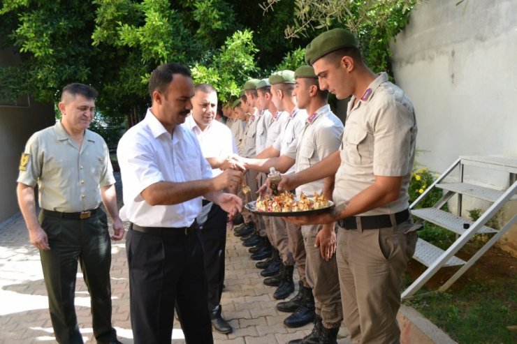 Kaymakam Taşdan, güvenlik güçleri ve vatandaşlarla bayramlaştı