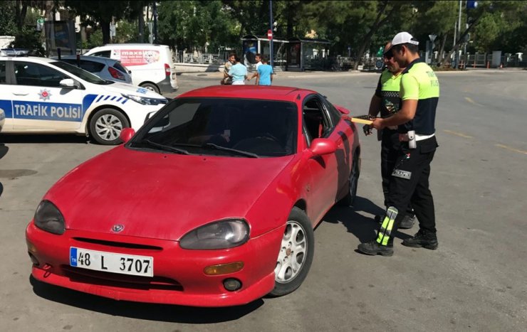 Trafikçilerden ceza yerine şeker