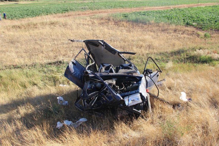 Hurdaya dönen araçtan sağ çıktılar