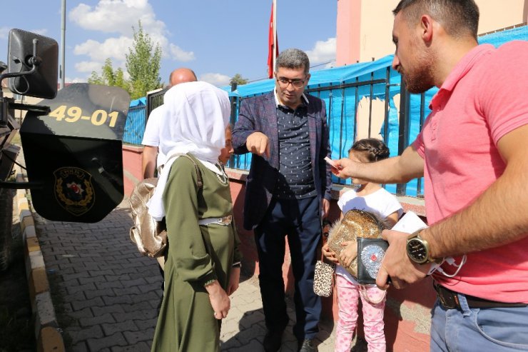 Vartolu çocukların bayram harçlığı kaymakamdan