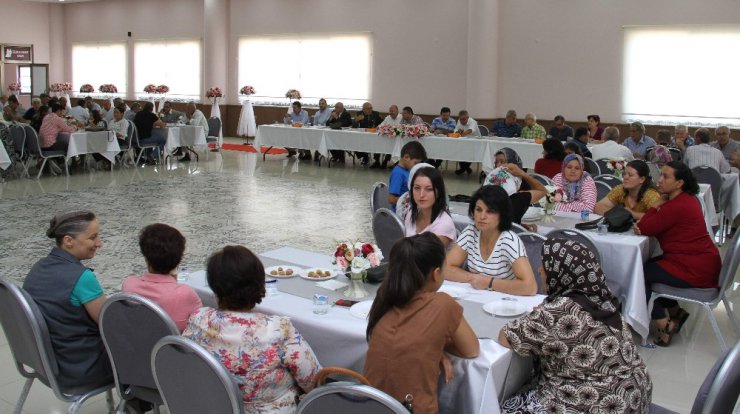 Başkan Ertürk, bayramda yaşlılar ve şehit ailesini unutmadı