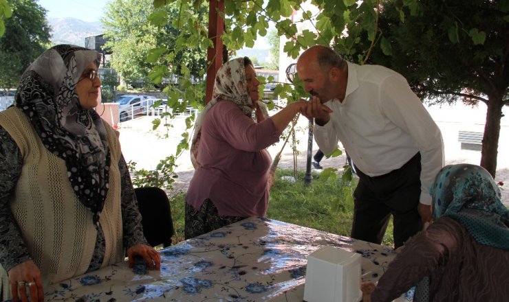 Başkan Ertürk, bayramda yaşlılar ve şehit ailesini unutmadı