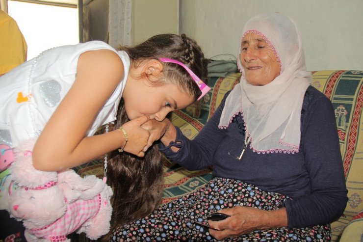 Çocuklar, bayramda yalnız kalan yaşlıları unutmadı