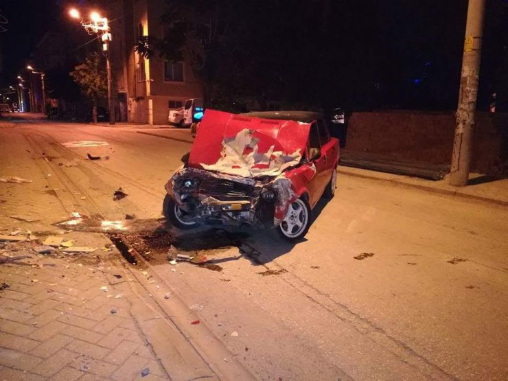 Eskişehir’de otomobil binaya çarptı: 2 yaralı