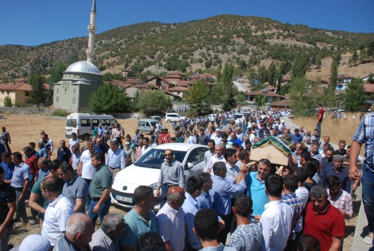 Bayram tatili yolculuğunda ölen çift toprağa verildi