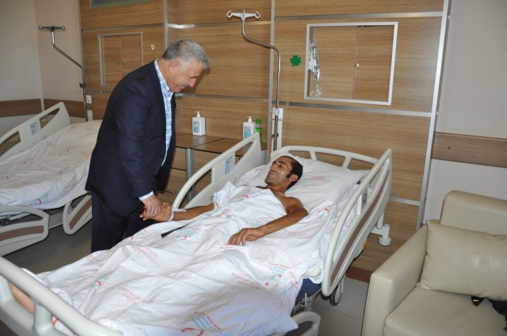 Bakan Arslan, hasta ve hasta yakınlarıyla bayramlaştı