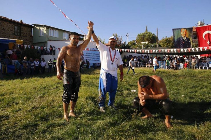 Kula Er Meydanı’nın Başpehlivanı Serhat Gökmen oldu