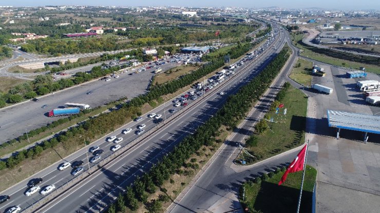 Kurtköy’de bayram dönüşü yoğunluğu havadan görüntülendi