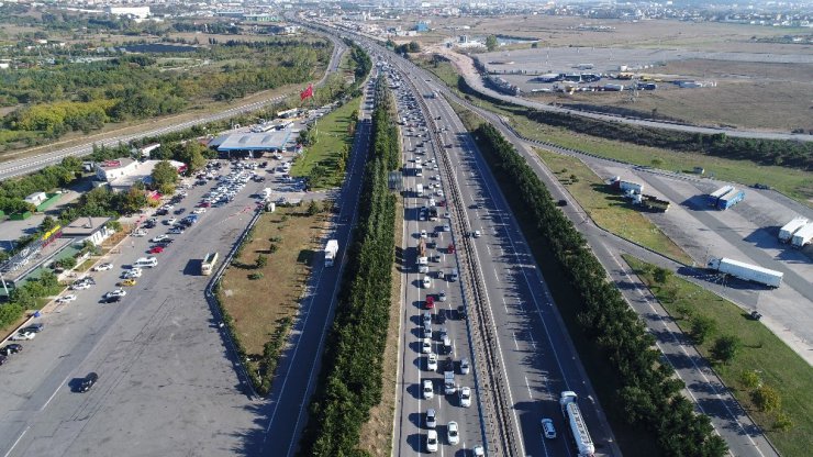 Kurtköy’de bayram dönüşü yoğunluğu havadan görüntülendi