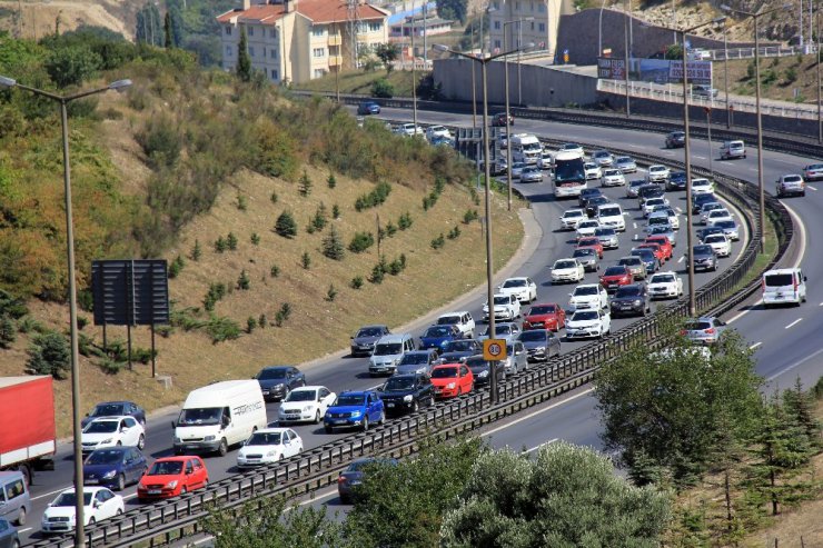 Bayram tatili dönüş çilesi TEM’de başladı