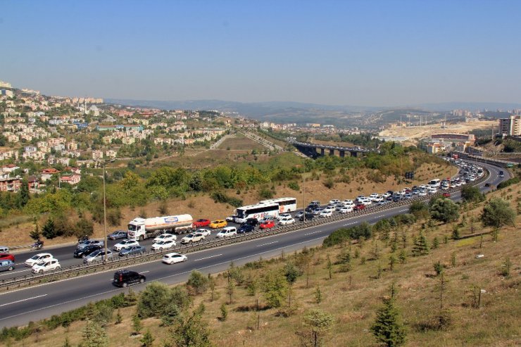 Bayram tatili dönüş çilesi TEM’de başladı