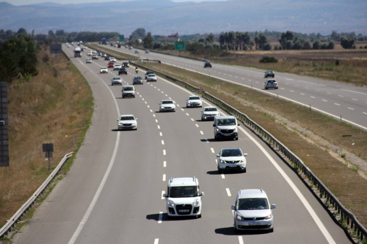 Bayram tatili dönüşünde trafik yoğunlaştı