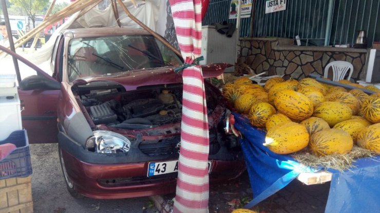 Hızını alamadı kavun-karpuz tezgahına daldı