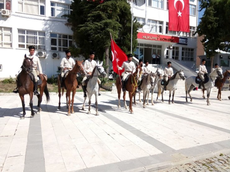 Atlı birlikler Manisa’ya girdi