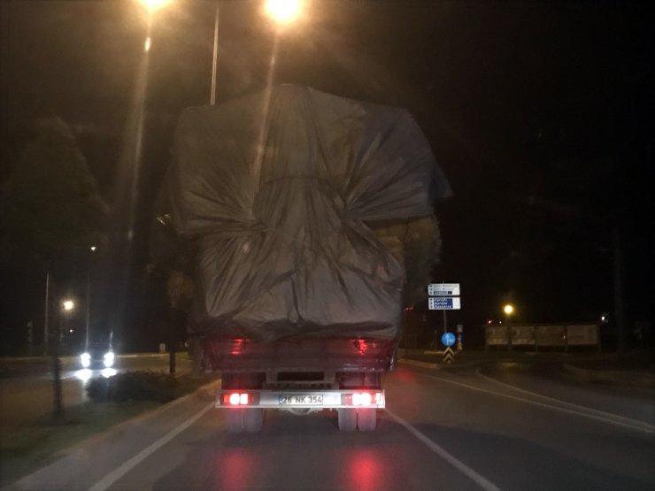 Saman yüklü kamyon trafikte tehlike saçtı