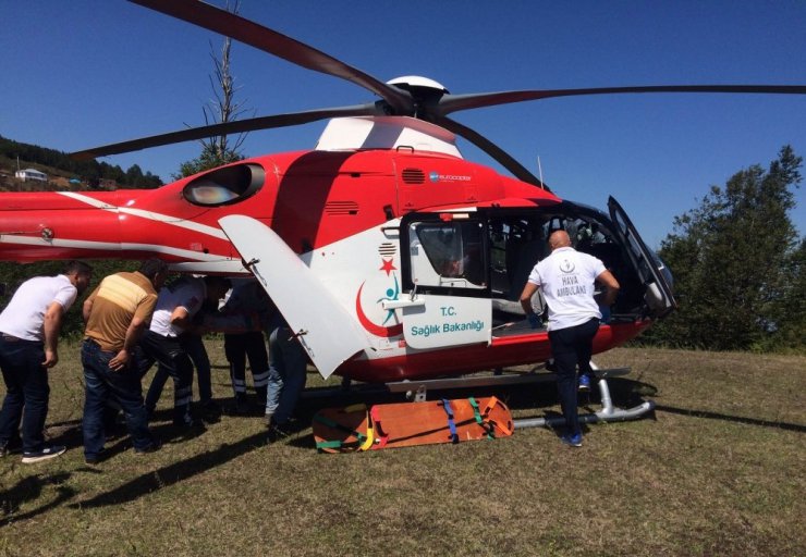 Kazada yaralanan kadın ambulans helikopter ile hastaneye kaldırıldı