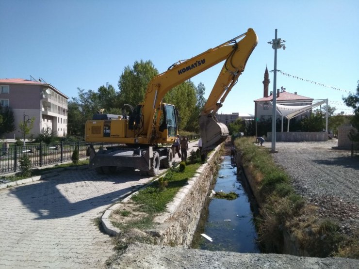 Gürpınar’da kanal temizleme çalışması