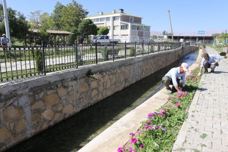 Gürpınar’da kanal temizleme çalışması