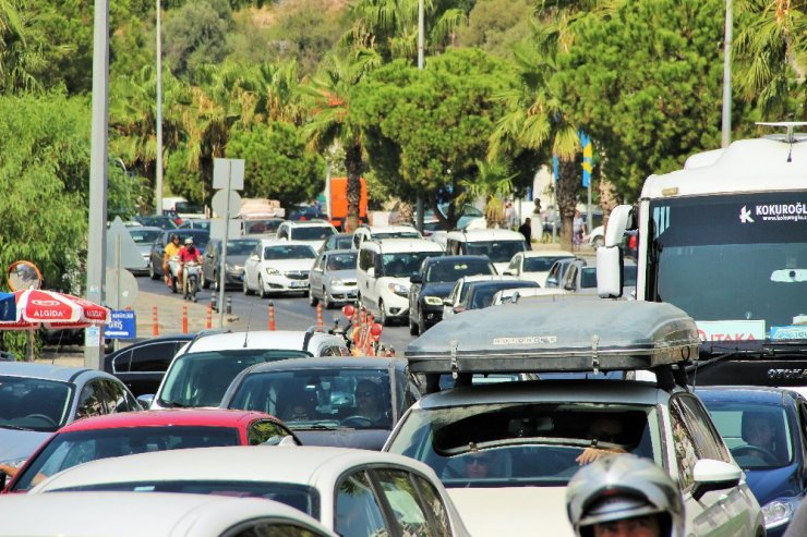 Sahiller boşaldı, trafikte uzun kuyruklar oluştu