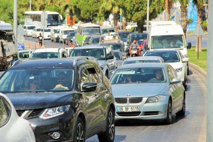 Sahiller boşaldı, trafikte uzun kuyruklar oluştu