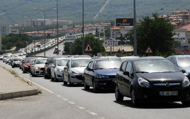 Muğla’da tatilciler uzun kuyruklar oluşturdu