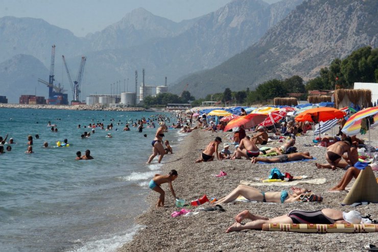 Antalya’da sahillerde bayramın son gün yoğunluğu