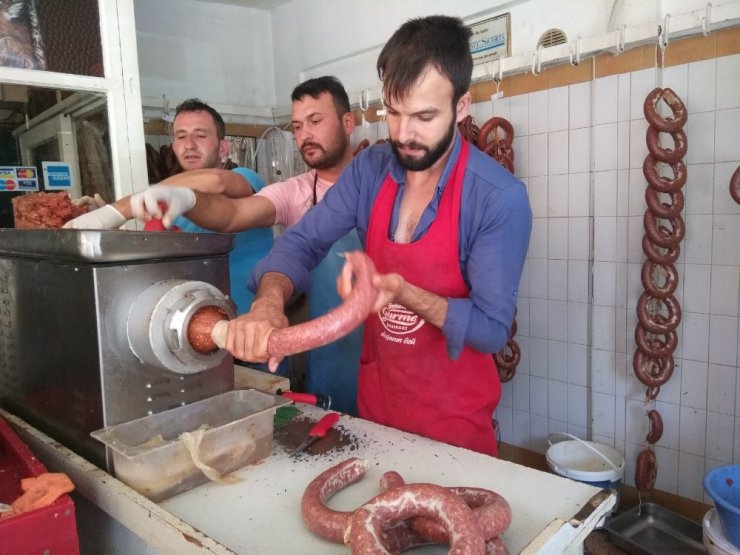 Artan kurban etleri sucuk yapılıyor