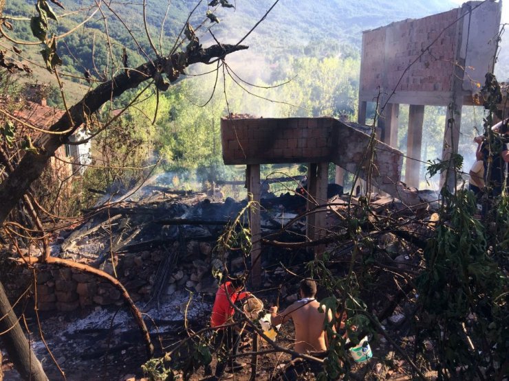 Kastamonu’da çıkan yangında 2 ev kullanılamaz hale geldi