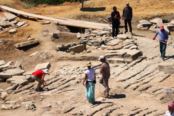 Kayısı bahçeleri arasında bir saray