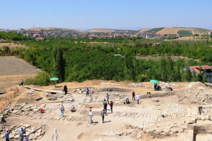 Kayısı bahçeleri arasında bir saray