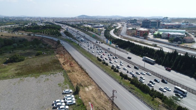 Kurtköy’de bayram dönüşü yoğunluğu havadan görüntülendi