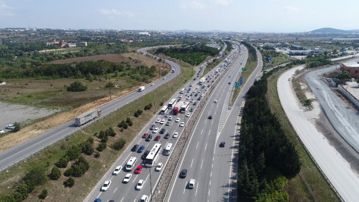 Kurtköy’de bayram dönüşü yoğunluğu havadan görüntülendi