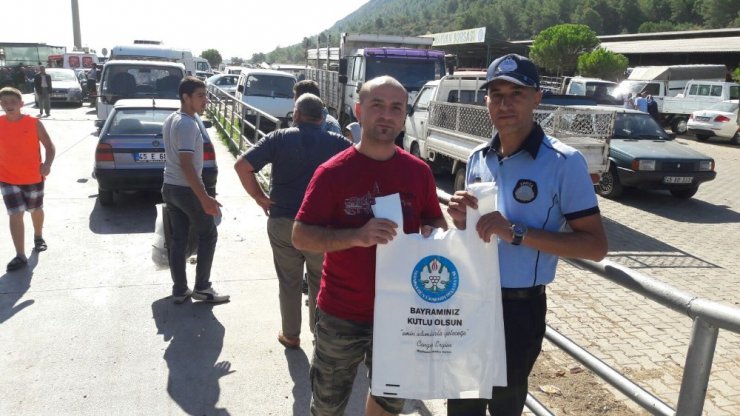 Büyükşehir kesim yerlerinde poşet dağıttı