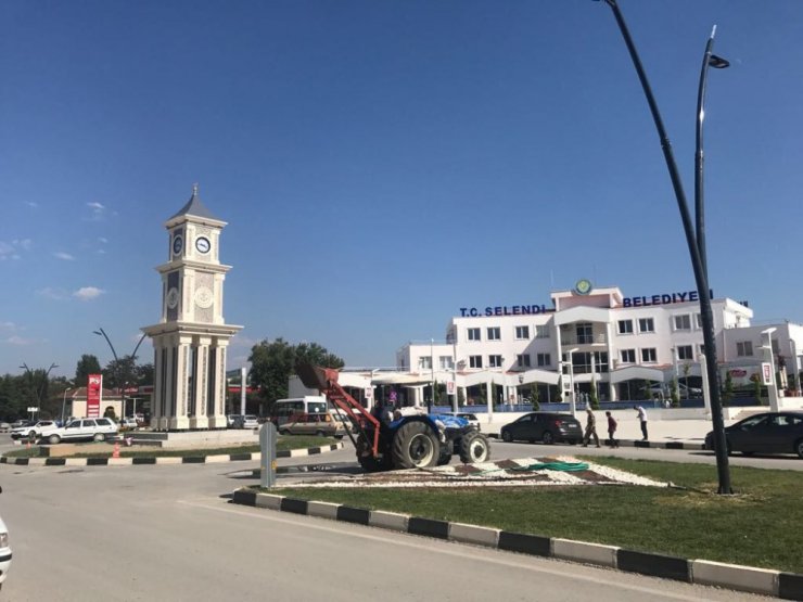 Büyükşehirden meydanda peyzaj düzenlemesi