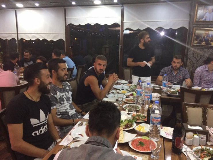 Diyarbekirspor’da futbolculara yemek verildi