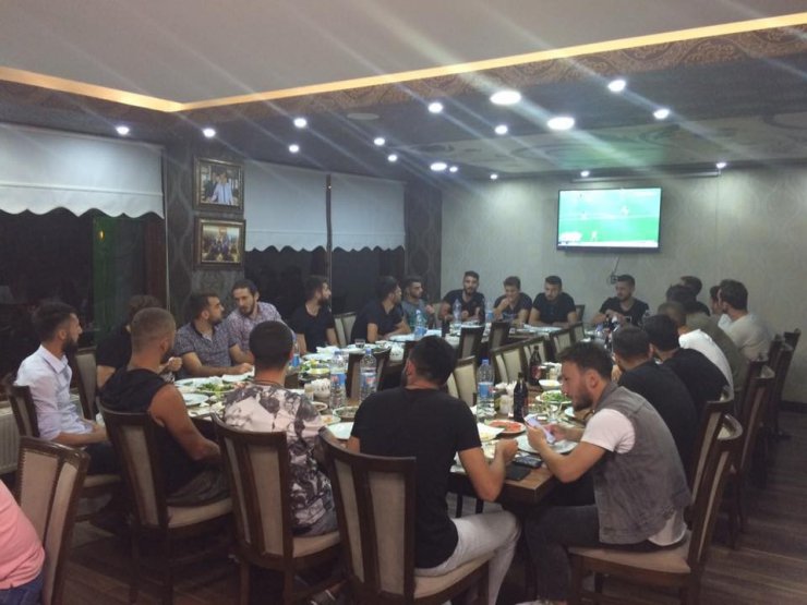 Diyarbekirspor’da futbolculara yemek verildi