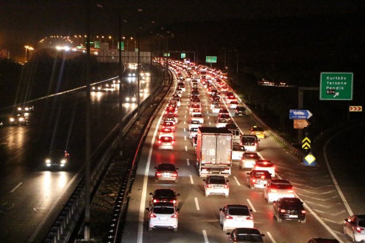 Bayram dönüşü trafik yoğunluğu gece de devam etti