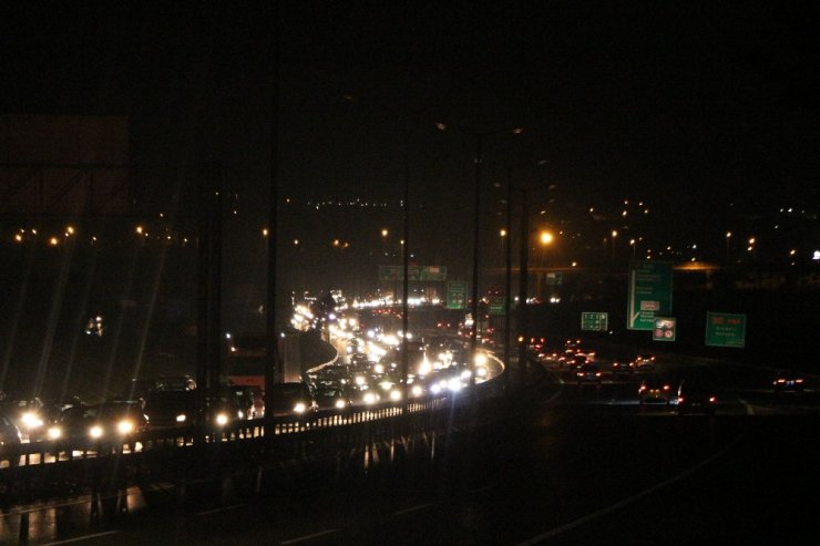 Bayram dönüşü trafik yoğunluğu gece de devam etti