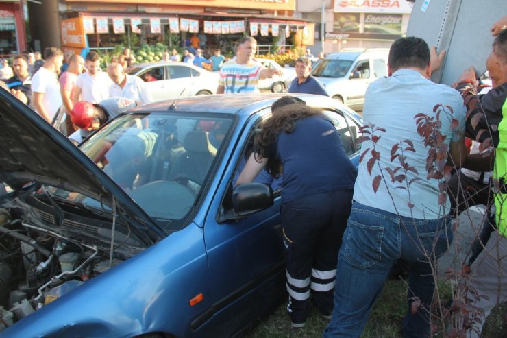 Otomobiller kavşakta kafa kafaya çarpıştı: 3 yaralı