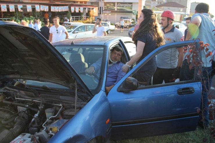 Otomobiller kavşakta kafa kafaya çarpıştı: 3 yaralı