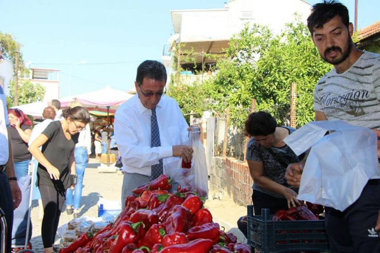 Başkan Saka evinin alışverişini pazardan yapıyor