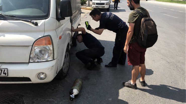 İtfaiyeden kamyonetin motoruna sıkışan kediyi kurtarmak için akıllı yöntem