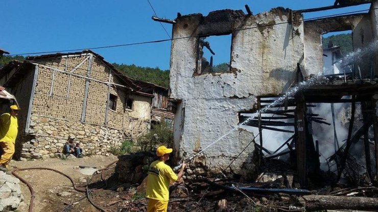 İki büyükbaş hayvan yanmaktan son anda kurtarıldı.